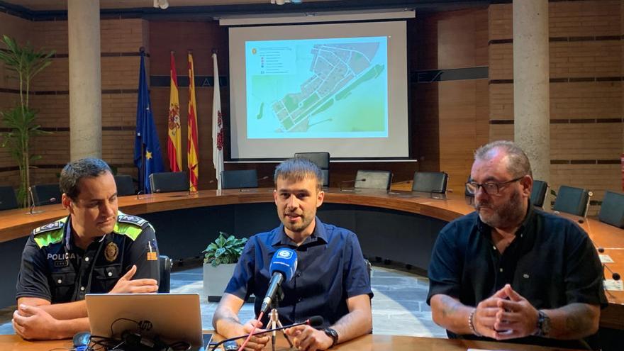 Joan Plana,Juan Manuel Fernández, i el cap de la Policia Local de Roses han presentat el Pla