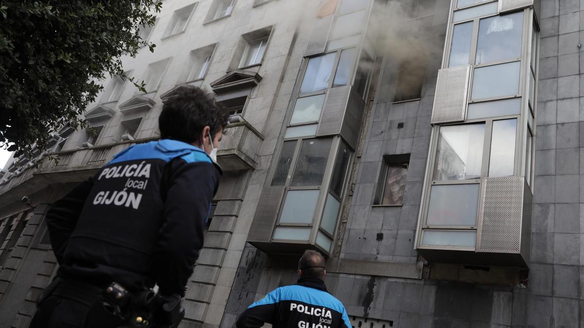 El incendio en el piso okupa del Carmen, en imágenes