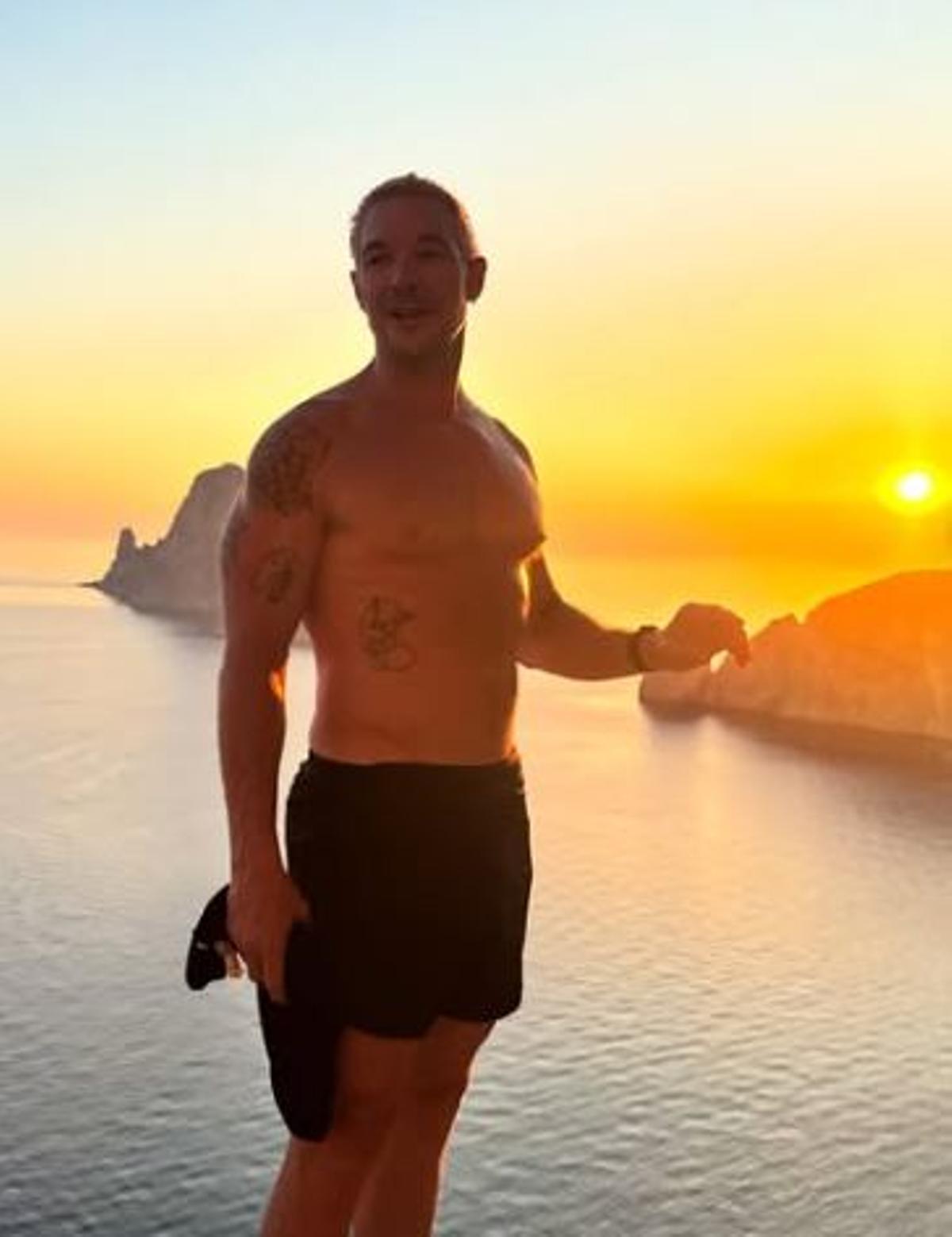 Dj Diplo posa con es Vedrà de fondo