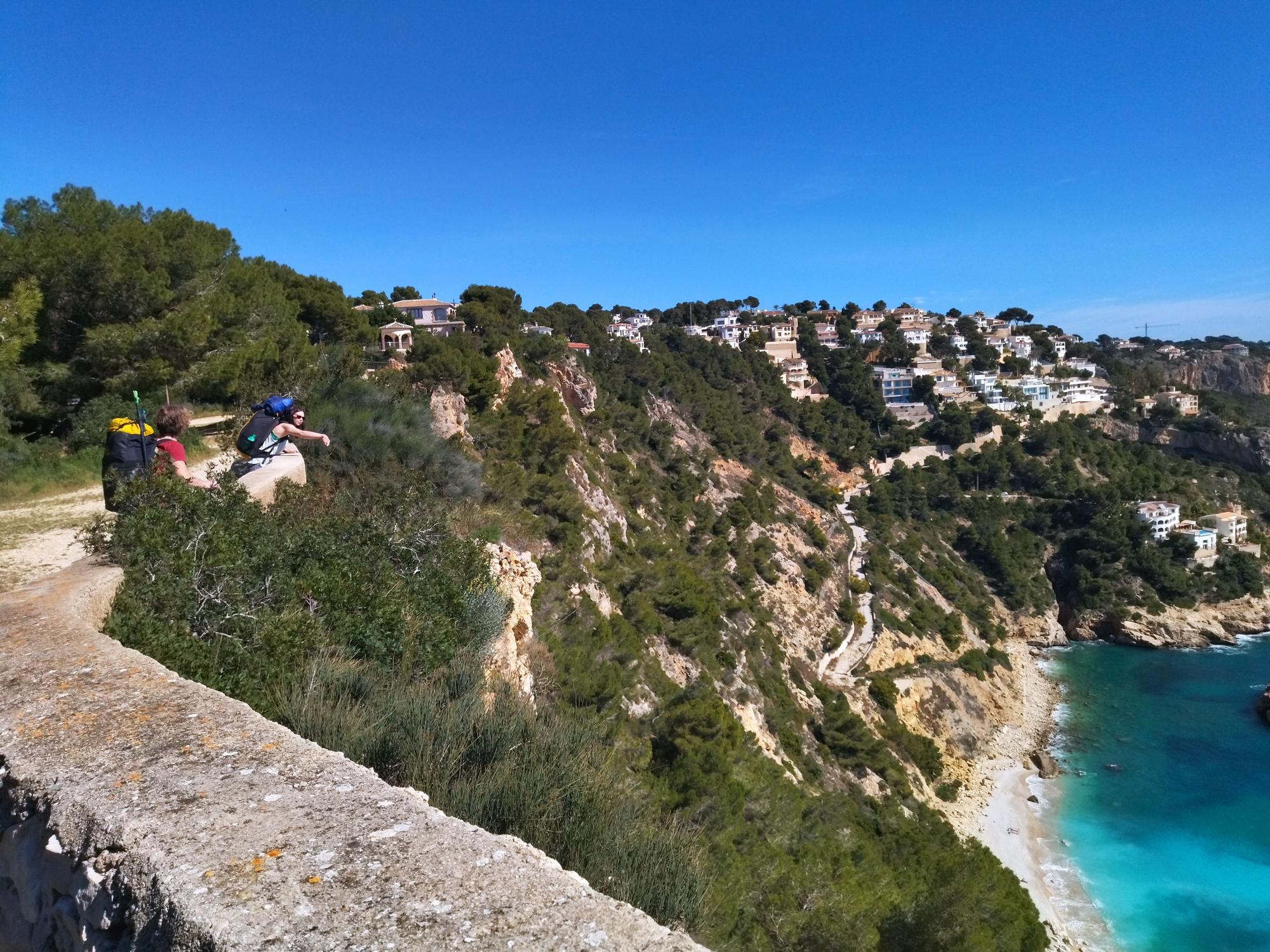 Unos turistas se asoman a los acantilados de Ambolo