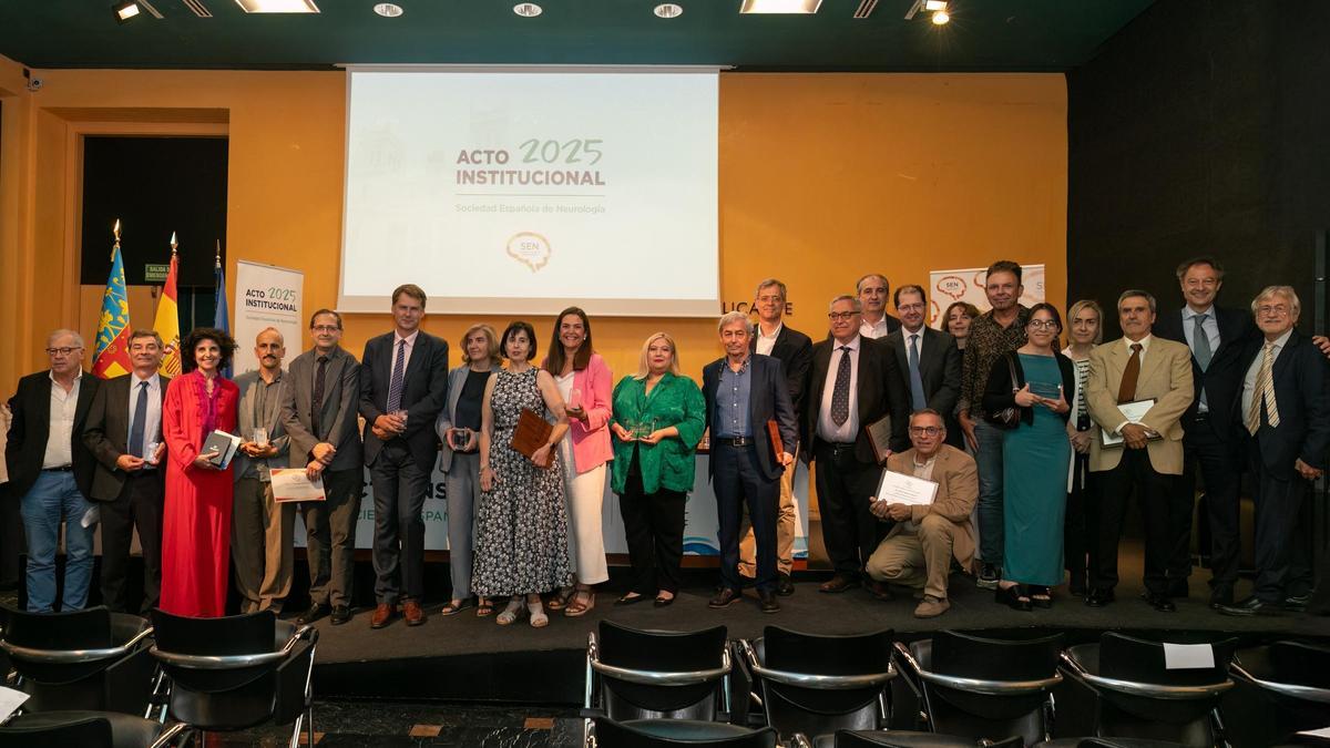 Los galardonados en el acto institucional de la Sociedad Española de Neurología, celebrada en Alicante