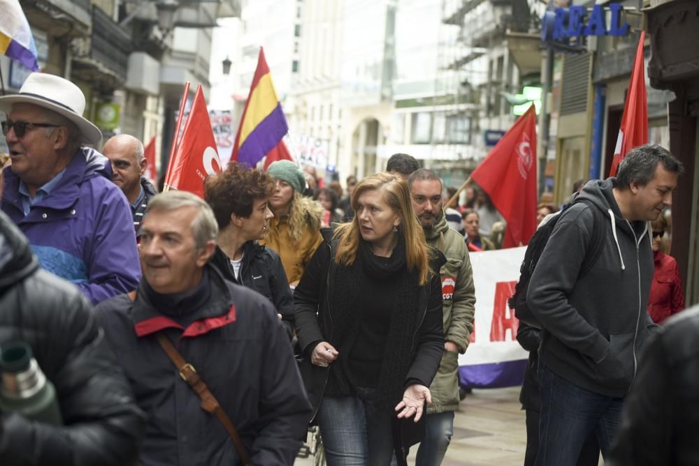 Unas 4.000 han secundado la manifestación convocada por UGT y CCOO que ha arrancado A Palloza y ha terminado en la plaza de Ourense, ante la Delegación del Gobierno en Galicia.