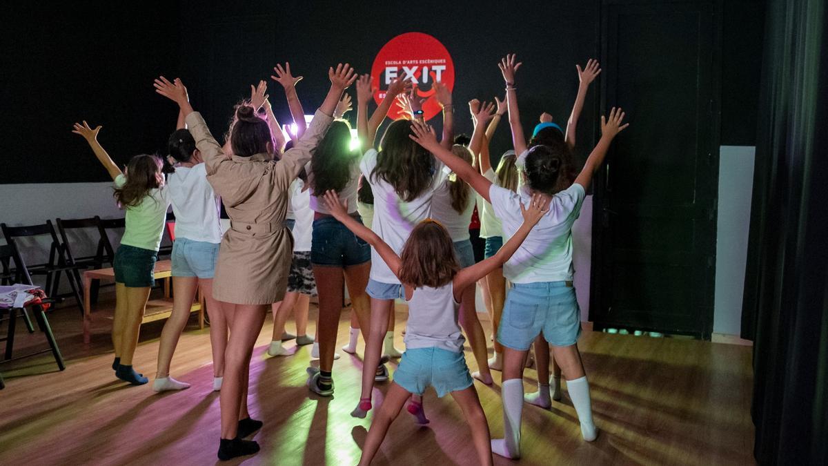 Alumnos de la escuela de artes escénicas Èxit, durante un ensayo.