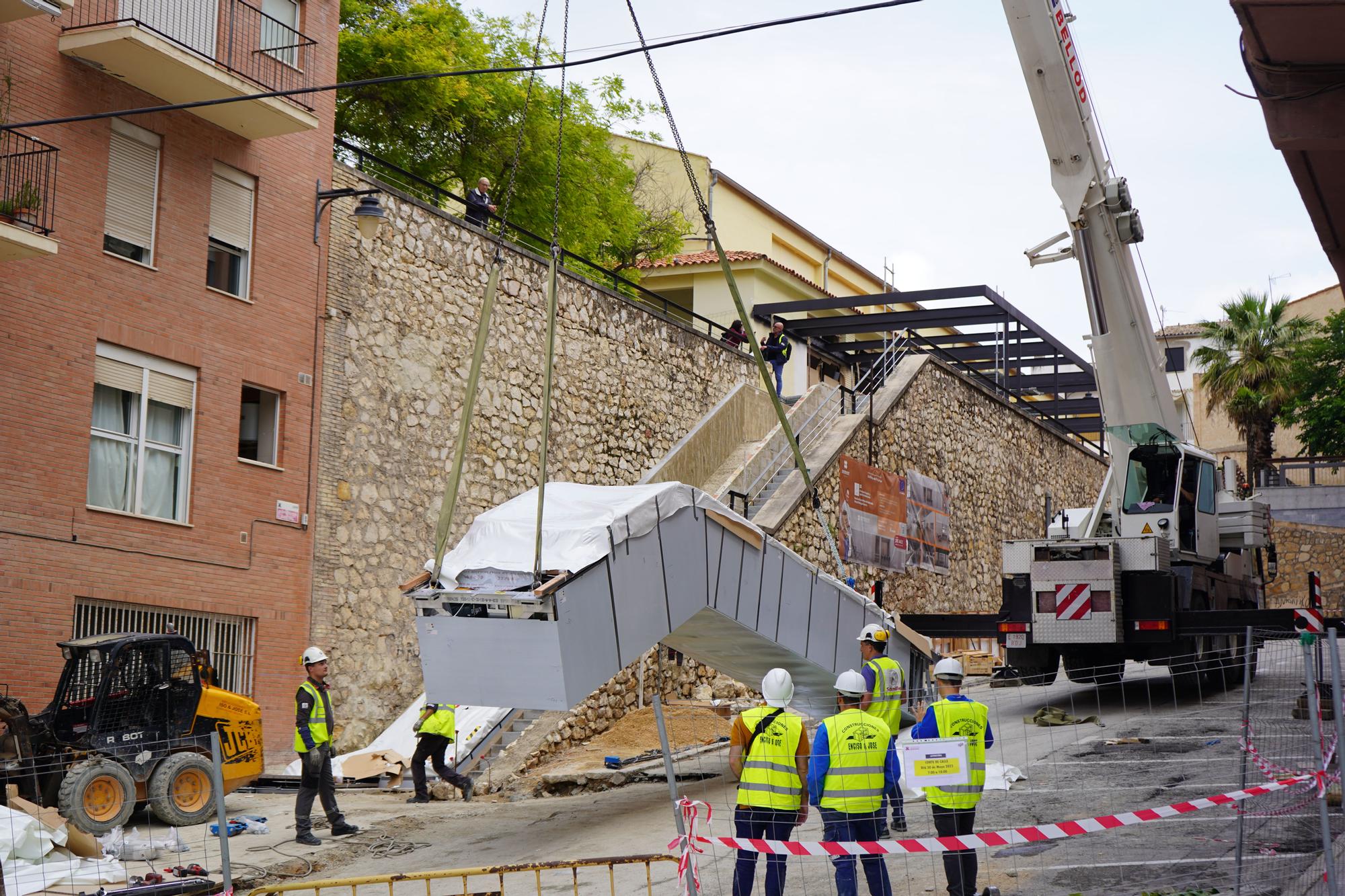 Inician el montaje de las escaleras mecánicas del Mercat de Ontinyent