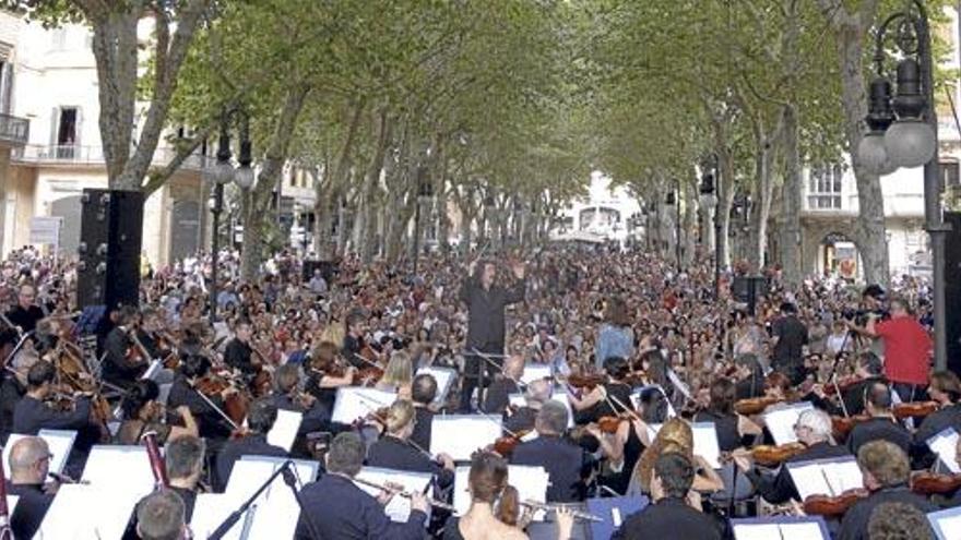 Viel Rückhalt: Zu dem Protestkonzert am Samstag (13.7.) auf dem Paseo Borne in Palma kamen über 4.000 Menschen