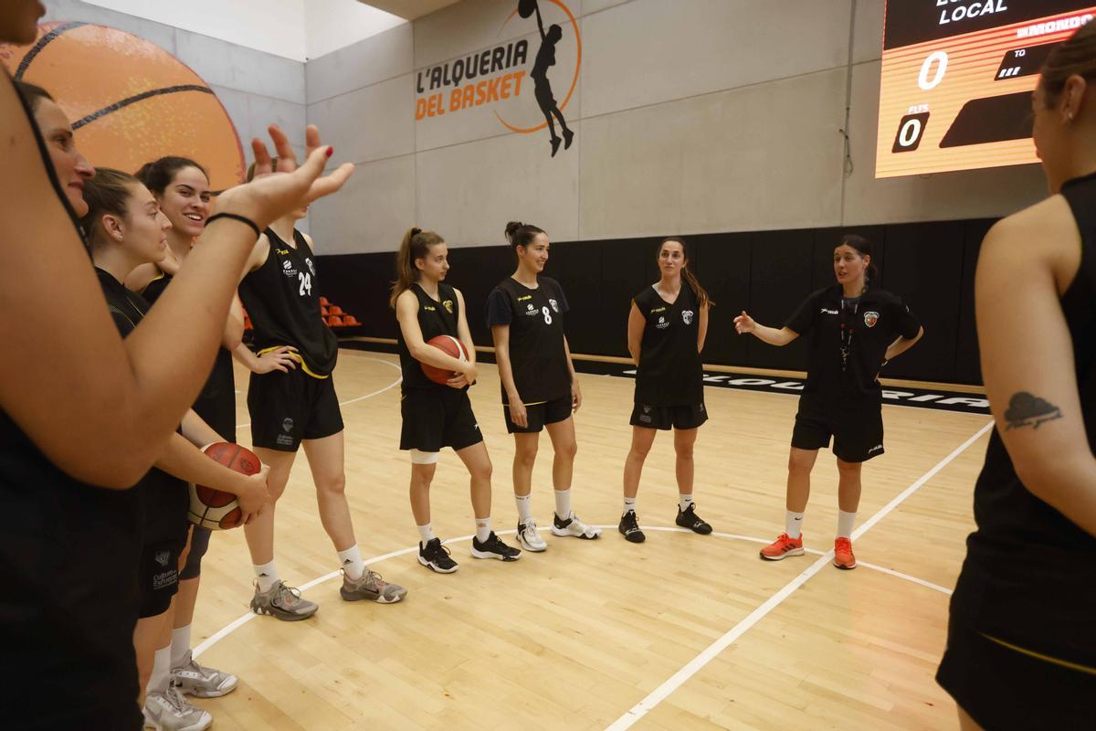 Gloria Estopà en la charla previa al último entrenamiento previo a la semifinal contra el Zamora