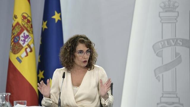La titular de Hacienda y Función Pública, María Jesús Montero, durante la presentación en la Moncloa de las grandes cifras del proyecto de ley de Presupuestos Generales del Estado para 2022, aprobados este 7 de octubre de 2021 por el Consejo de Ministros.