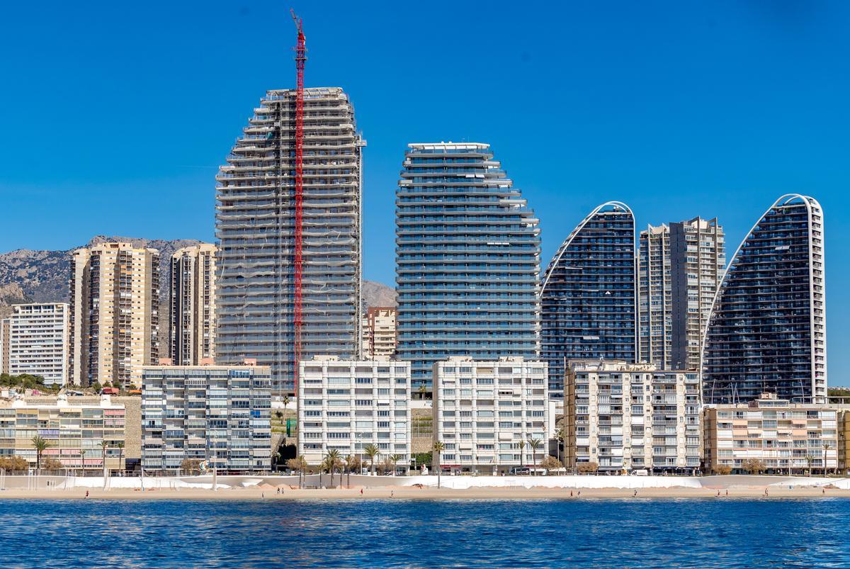 Un bloque residencial en construcción en Benidorm.