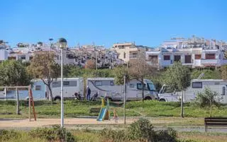 Las caravanas toman la primera línea de la playa de La Mata en Torrevieja