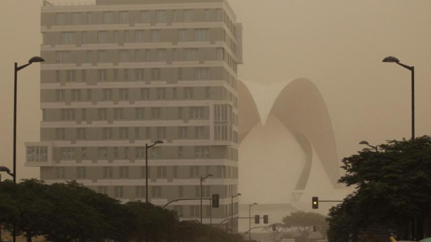 Calima en las inmediaciones del Auditorio de Tenerife, en Santa Cruz.