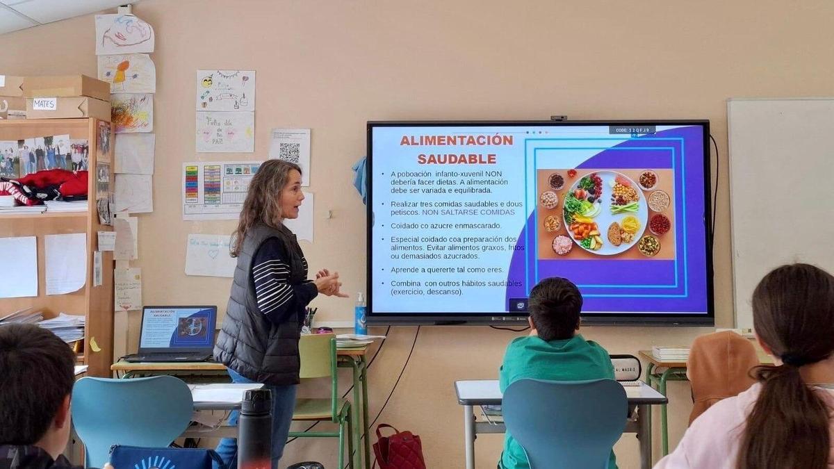 La enfermera pediátrica Nuria Álvarez con los alumnos del CEiP Plurilingüe de Soutelo de Montes
