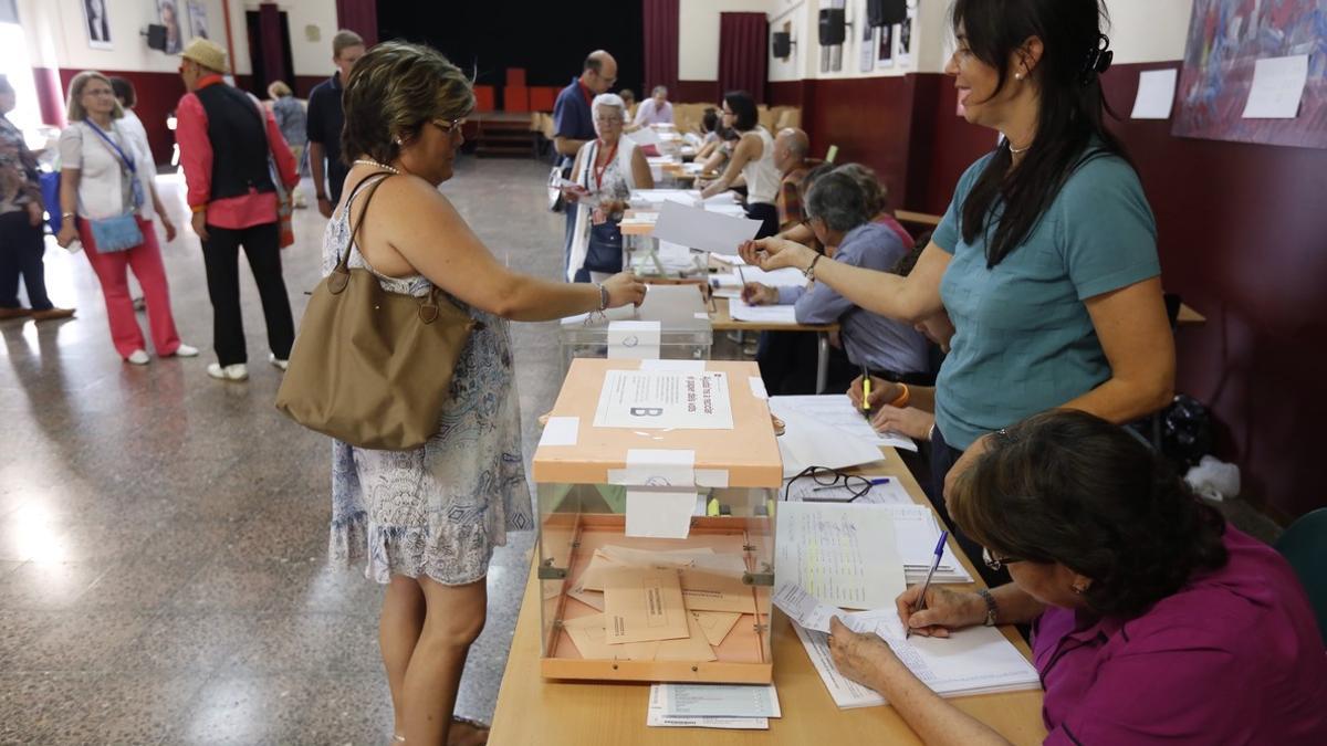 Gente votando a primera hora en el Institut Menéndez y Pelayo, de la Via Augusta de Barcelona.