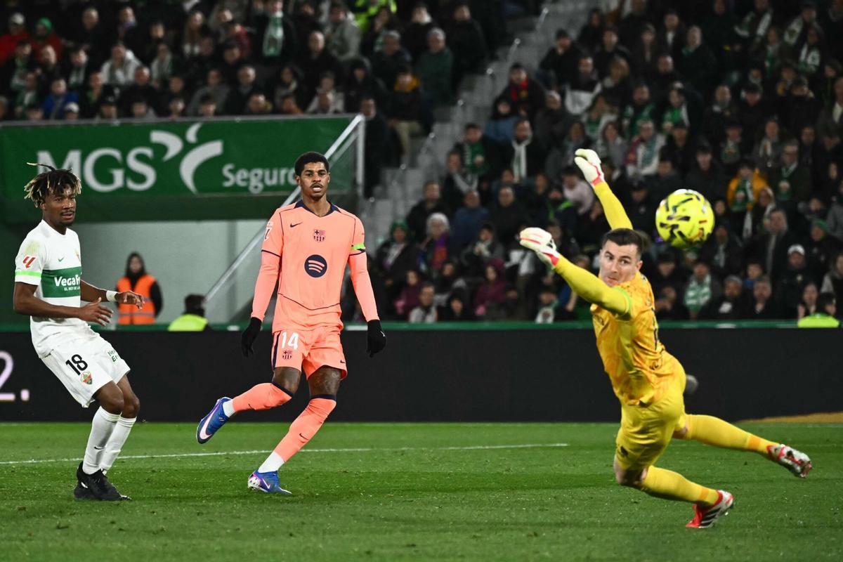 Marcus Rashford dispara fuera en su prime remate tras aparecer en la segunda mitad.