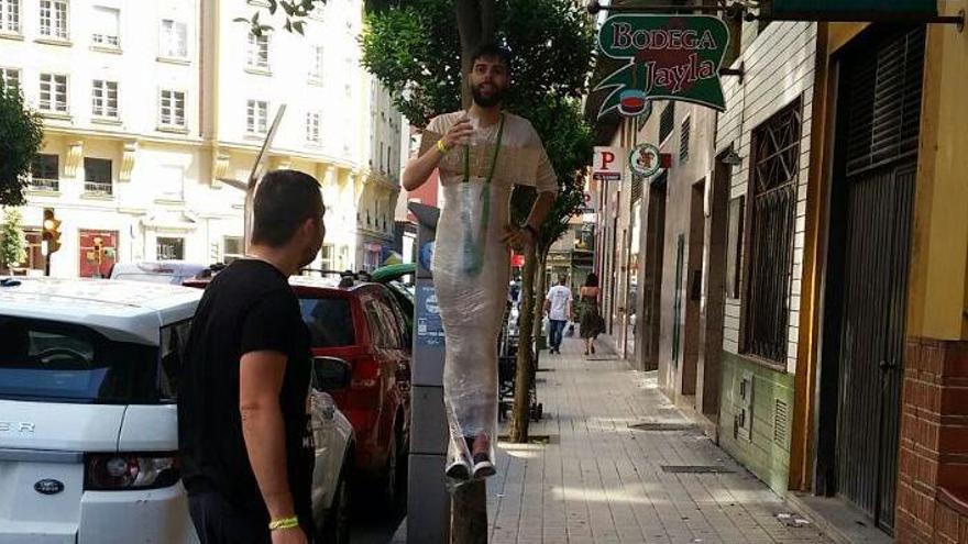 La imagen surrealista vista en la calle del Decano Prendes Pando