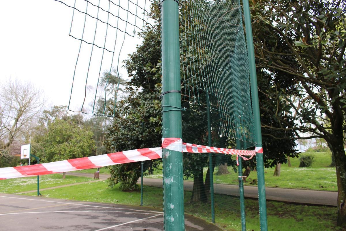 EN IMÁGENES: Quejas en Piedras Blancas por el mal estado de la cancha del parque de la Libertad