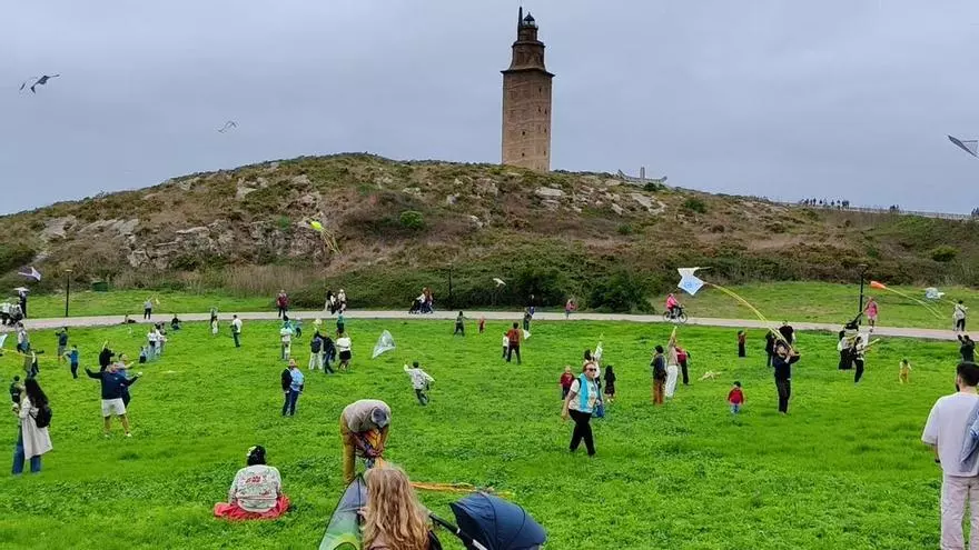 Vuelo de cometas para visibilizar la salud mental en la Torre de Hércules de A Coruña