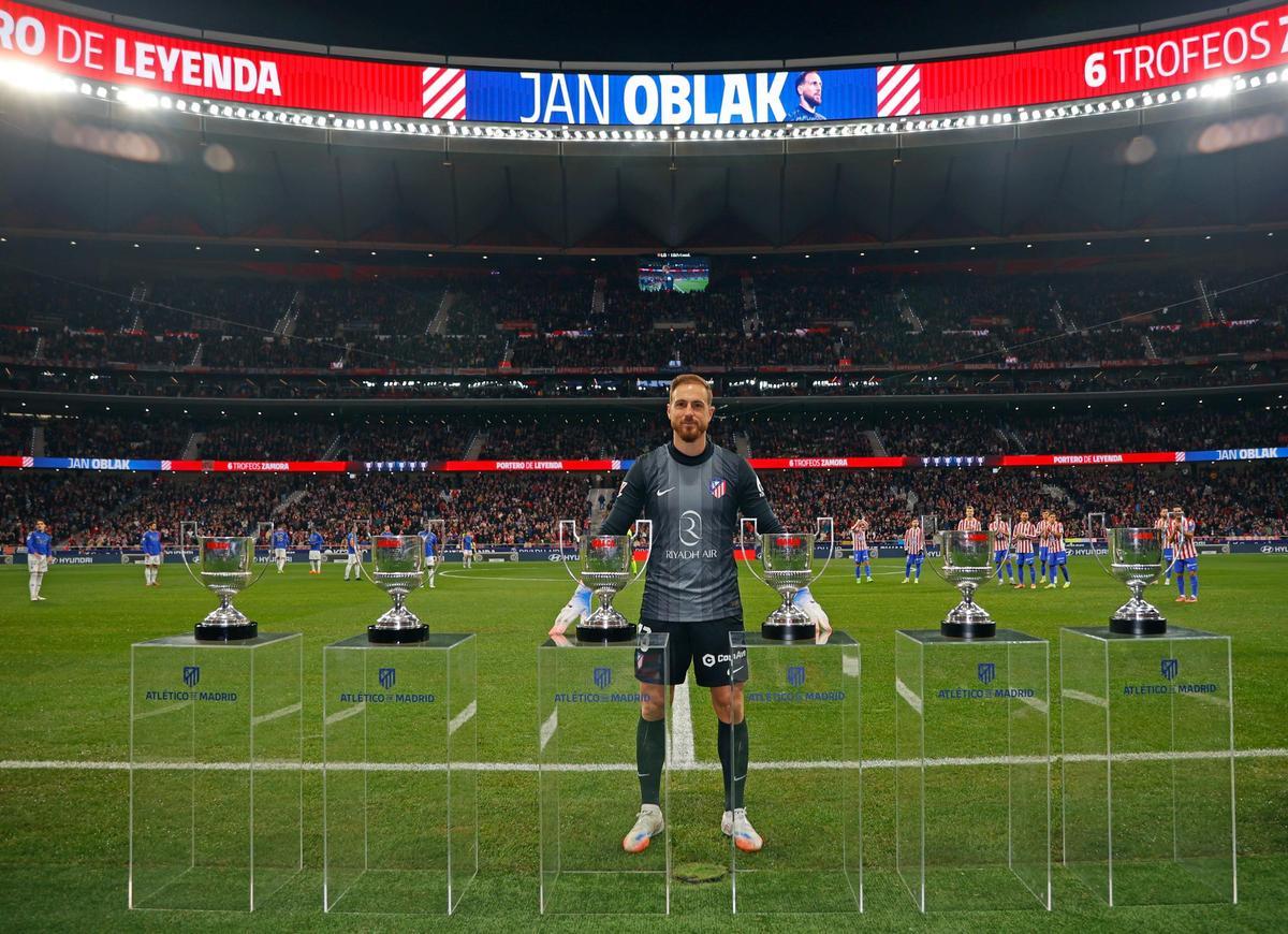 Jan Oblak, con sus seis trofeos Zamora