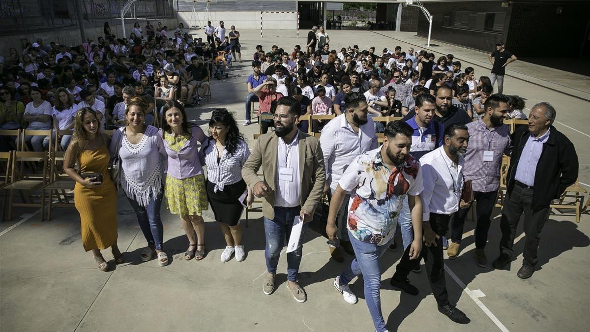 Un grupo de gitanos, en el Institut Escola Sant Adrià de Besòs