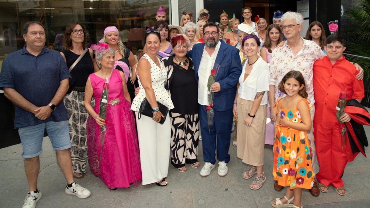 L'alcalde, al centre, amb altres representants municipals i participants.