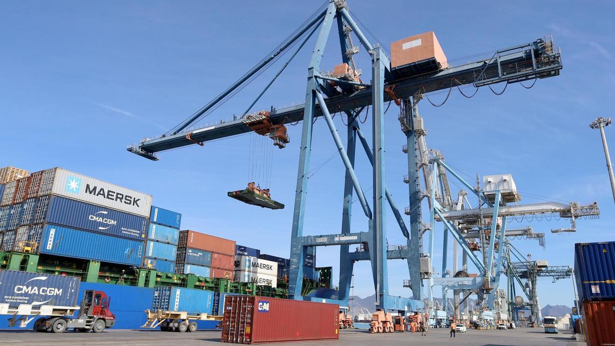 Movimiento de contenedores en el puerto de Castellón.