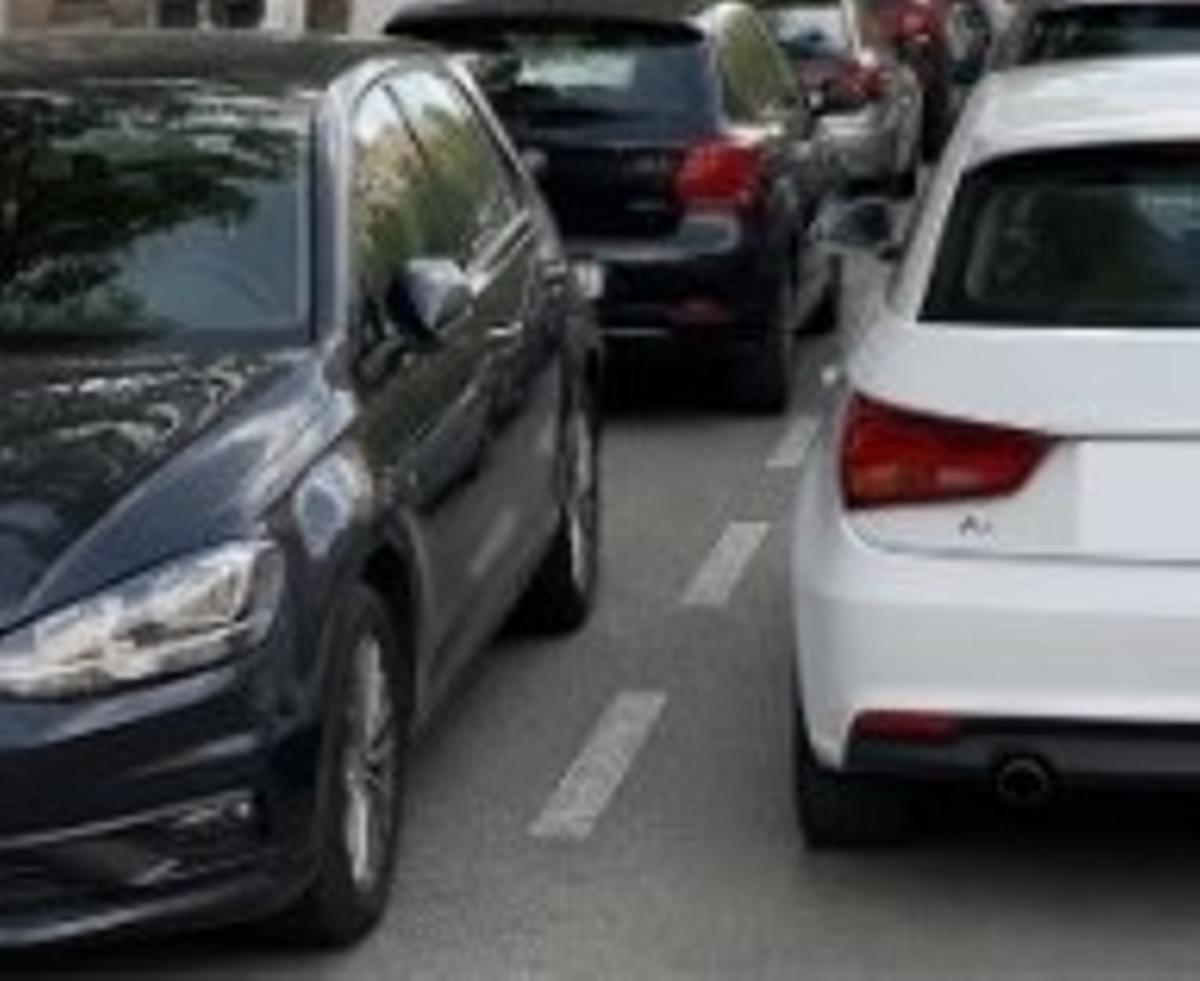 Un vehicle aparcat en doble fila