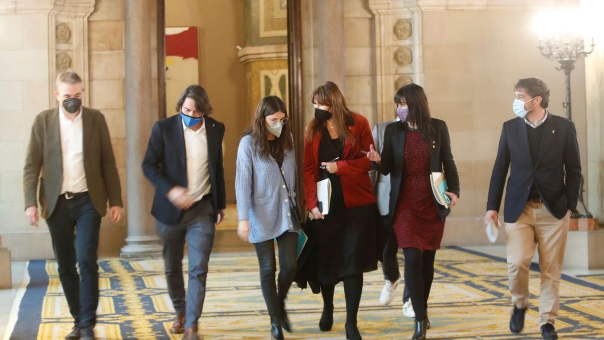 La presidenta del Parlament, Laura Borràs, al centre, amb altres membres de la Mesa ahir. | EFE