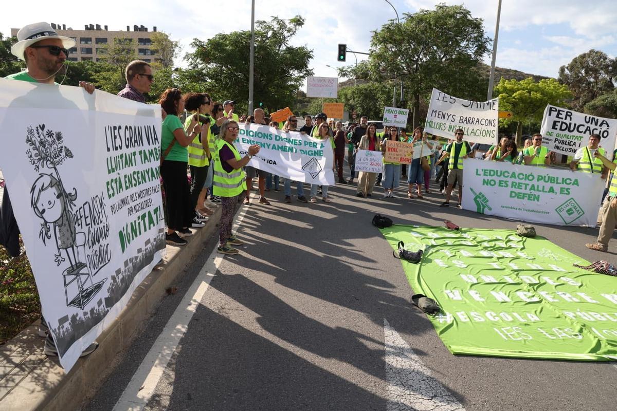 Huelga de docentes en Alicante: la manifestación llega a la Avenida de Dénia