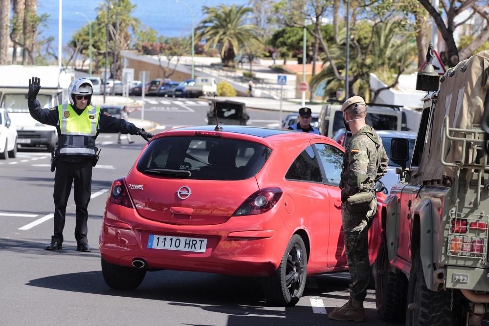 Controles de policía Local y ejército de tierra en el Puerto de la Cruz por la zona de La Vera. Coronavirus . 30/03/20  | 30/03/2020 | Fotógrafo: María Pisaca Gámez