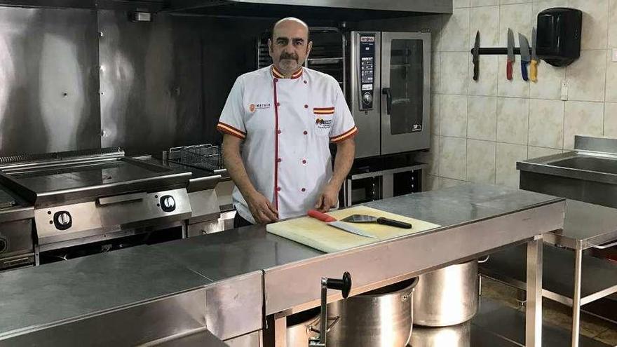 Marcial Arce, en la cocina de unos de los campamentos // Foto cedida por Copasa