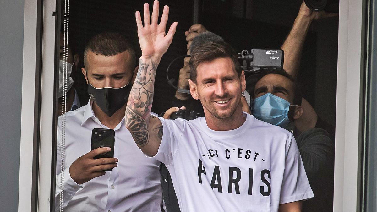 Leo Messi saludant ahir als  aficionats després d’aterrara París