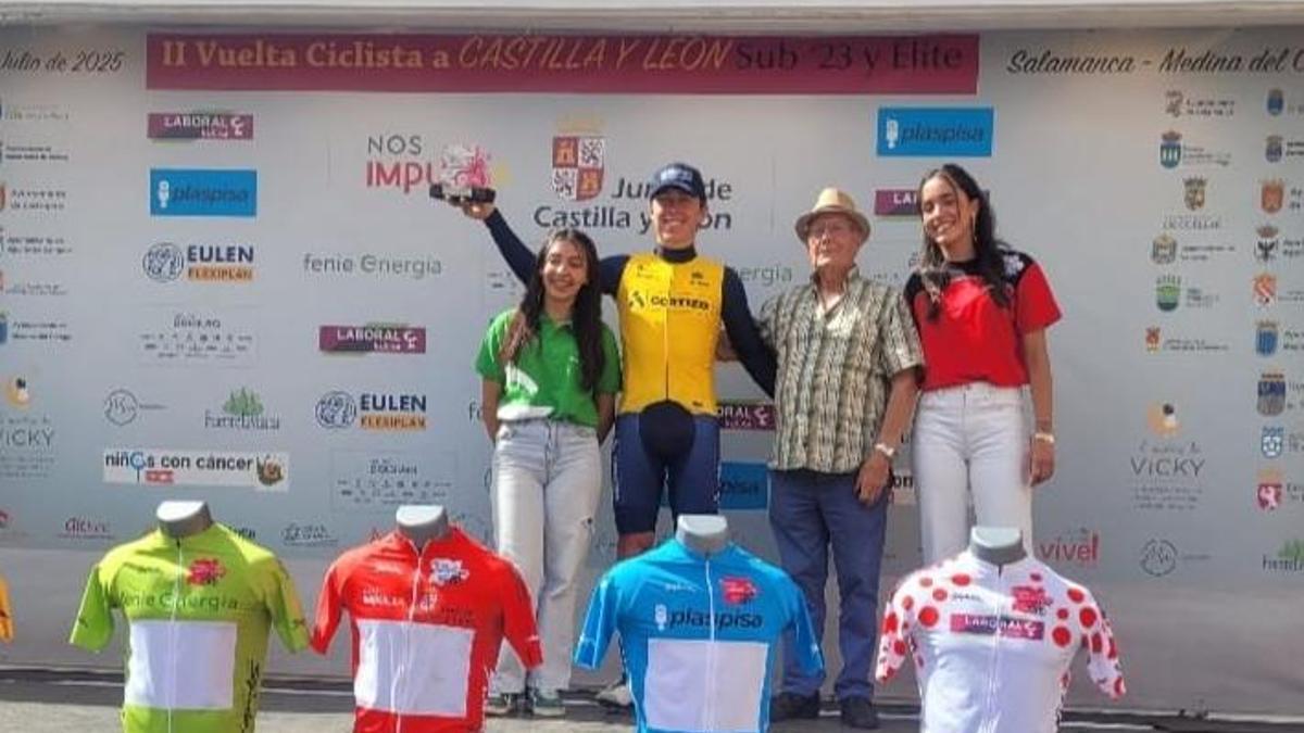 Jordi Artigues celebra en el podio su victoria en la Vuelta a Castilla y León.