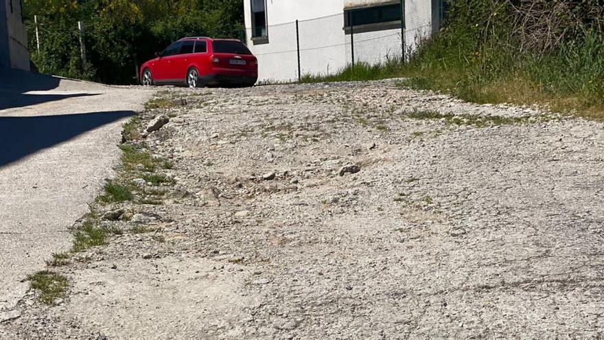 Los vecinos de A Regueira suben el volumen de sus quejas por el mal estado del camino