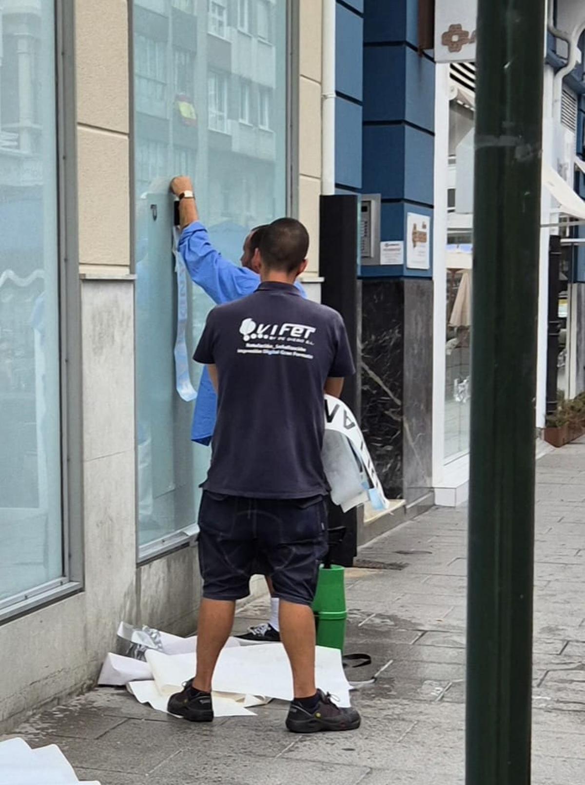 Los operarios trabajaban este viernes colocando las letras de la marca de ropa
