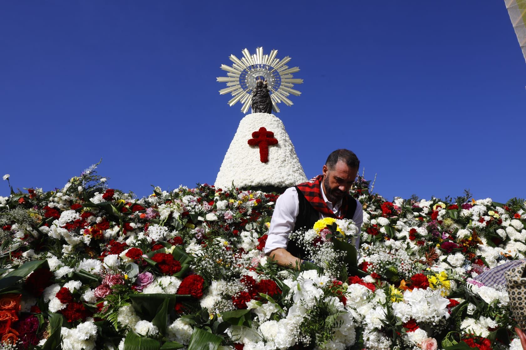 En imágenes | Zaragoza vive su día grande con la Ofrenda de Flores a la Virgen del Pilar