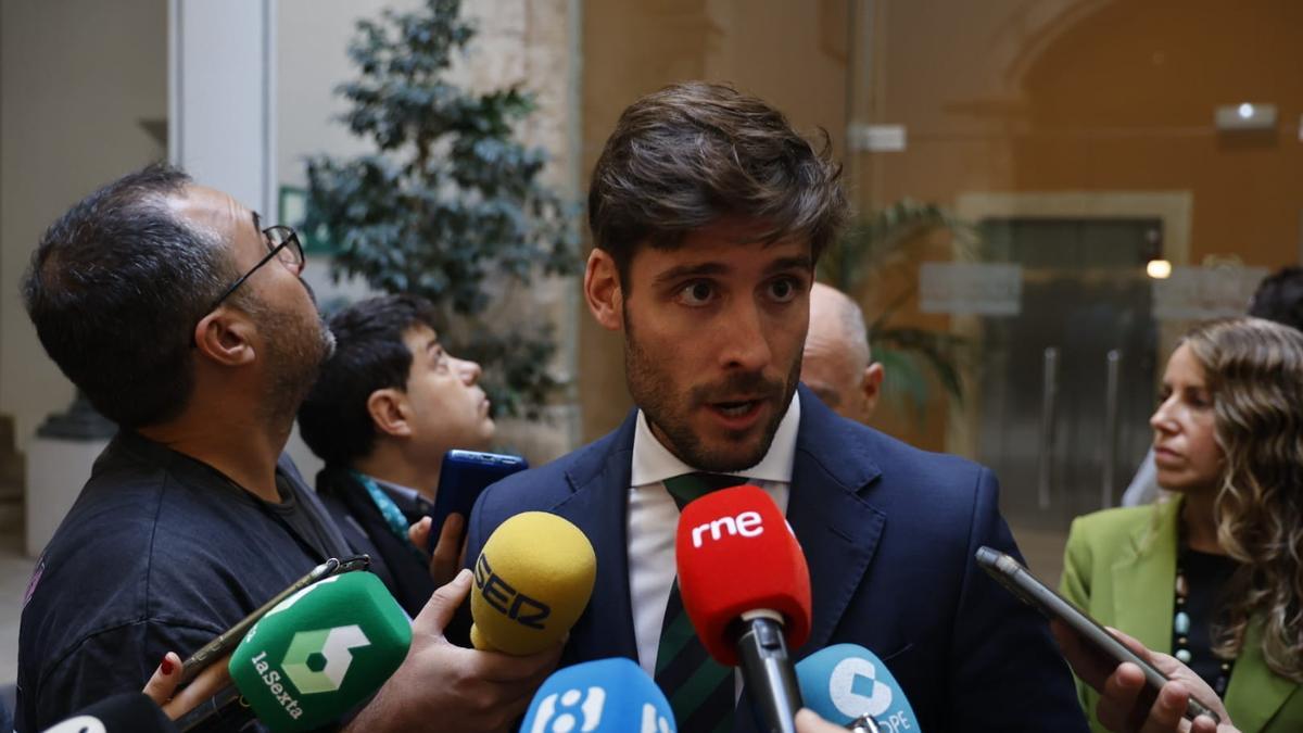 Juan Carlos Caballero atiende a la prensa antes del pleno.