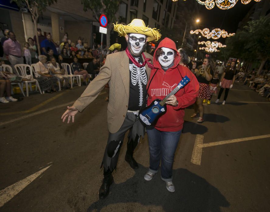 Desfile de disfraces en las fiestas de Sant Joan.