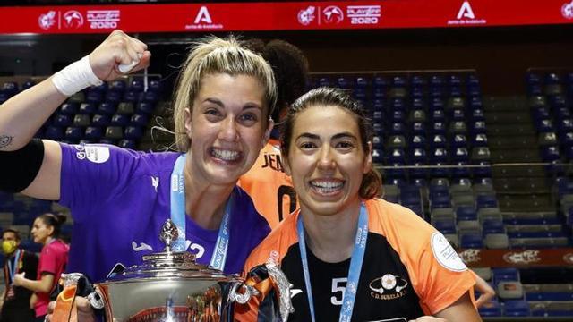 Ana Belén Romero y Cristina Pérez, celebrando el título en Málaga