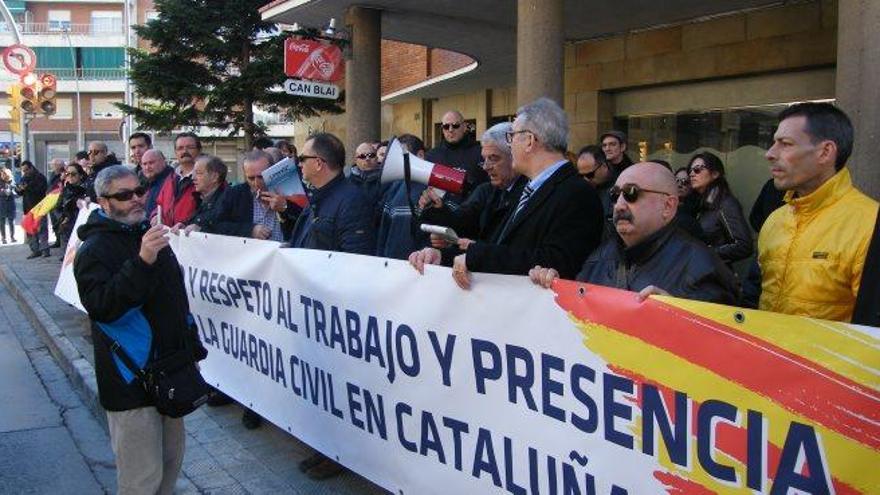 Una imatge de la concentració, ahir al migdia davant de la caserna de la Guàrdia Civil de Manresa