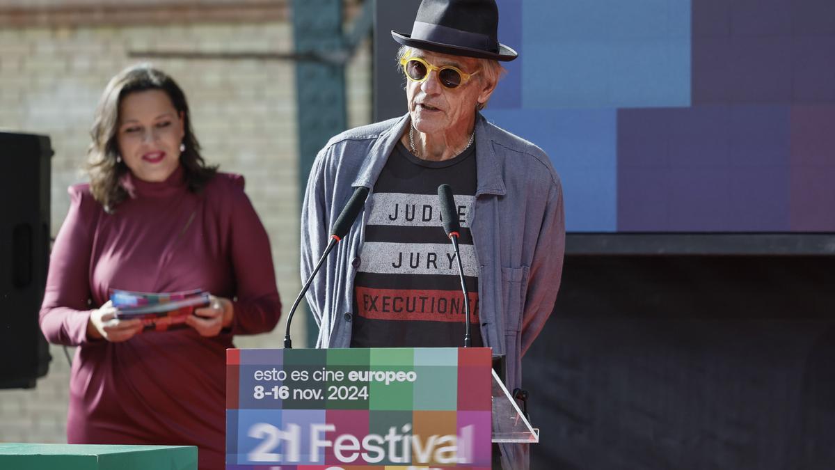 El actor británico Jeremy Irons durante la lectura del palmarés del Festival de Cine Europeo de Sevilla este sábado en la capital hispalense. EFE/ Jose Manuel Vidal