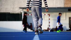 Unos niños hacen deporte en un colegio de Madrid.
