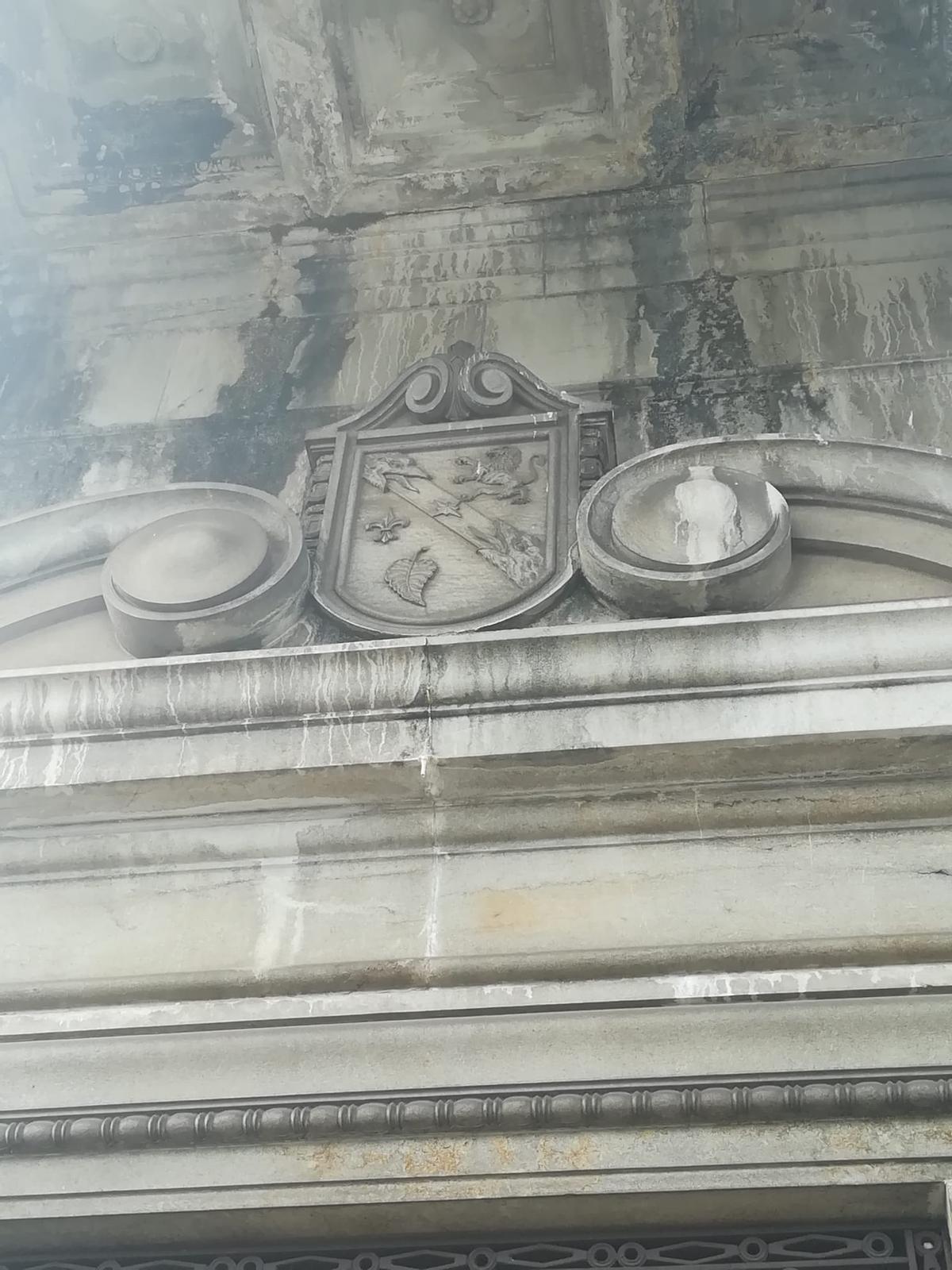 Detalle del escudo del panteón