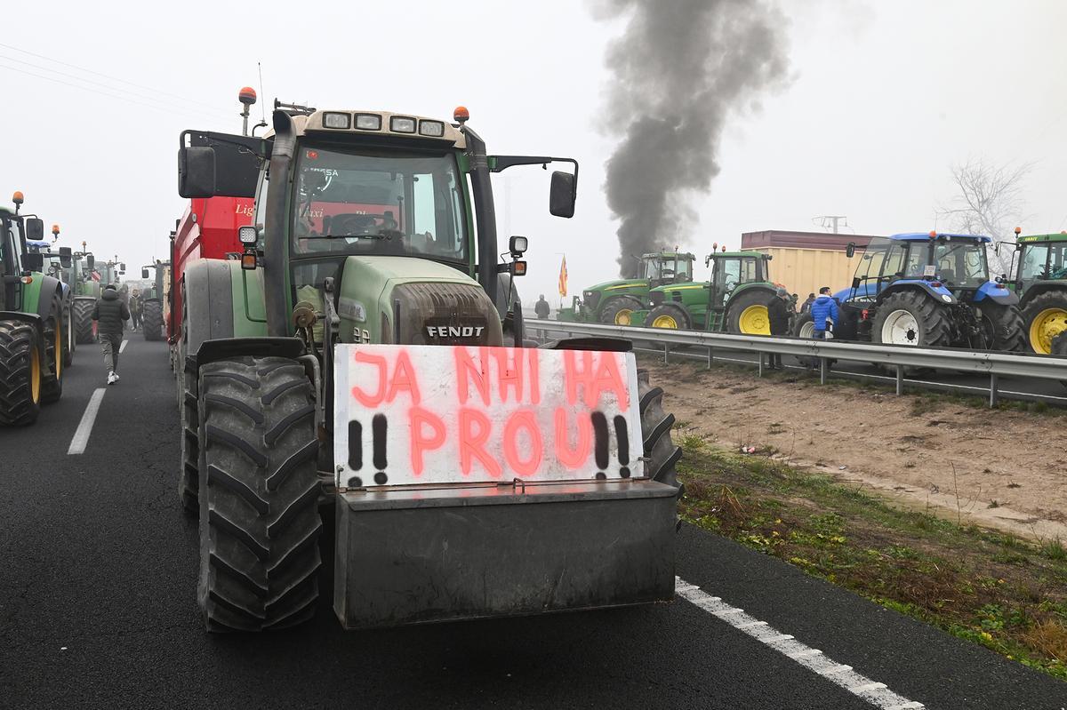 Agricultores con tractores cortan el paso en la autovía NII a su paso por Fondarella, en el Pla dUrgell (Lleida).