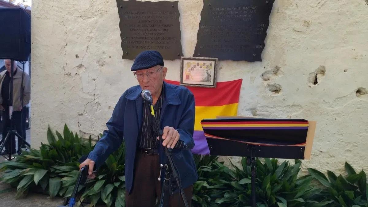 Esperanzado homenaje a los 49 fusilados en el paredón de Dénia, foto de archivo del año pasado.