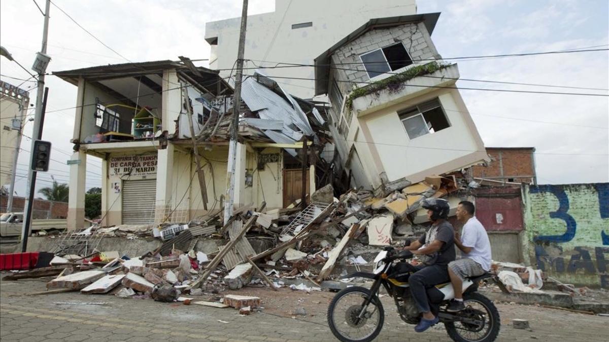 Edificios dañados por el terremoto que ha azotado a Ecuador en Los Pedernales.