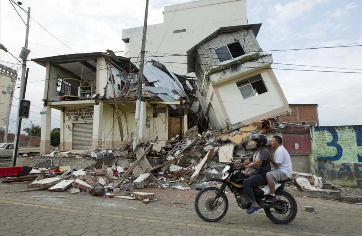 Edificis mig destruïts pel terratrèmol que ha assolat l’Equador, a Los Pedernales.