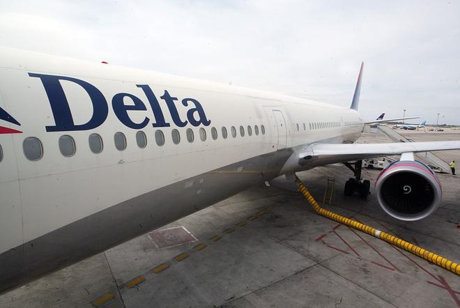 Aterrizaje de emergencia en El Prat tras registrarse llamas en el motor de un avión