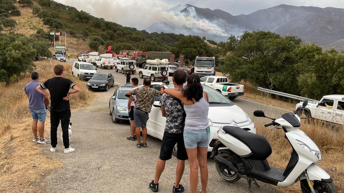 El incendio, visto desde un mirador de Casares.