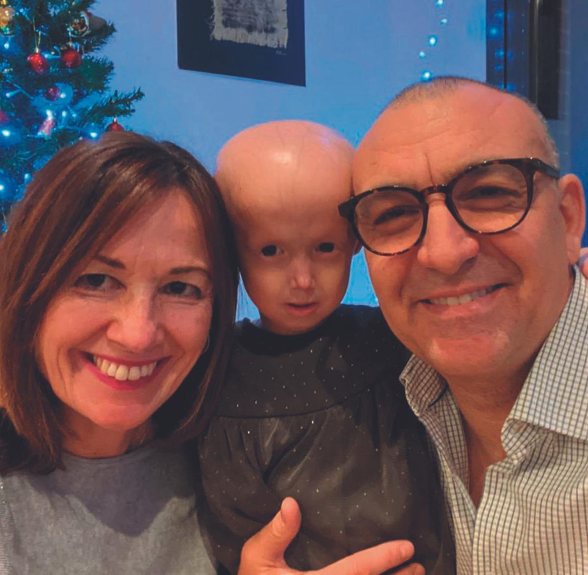 Esther Martínez Gracia, Cédric Emmanuel Peraut y su hija Alexandra. | Asociación Progeria Alexandra Peraut