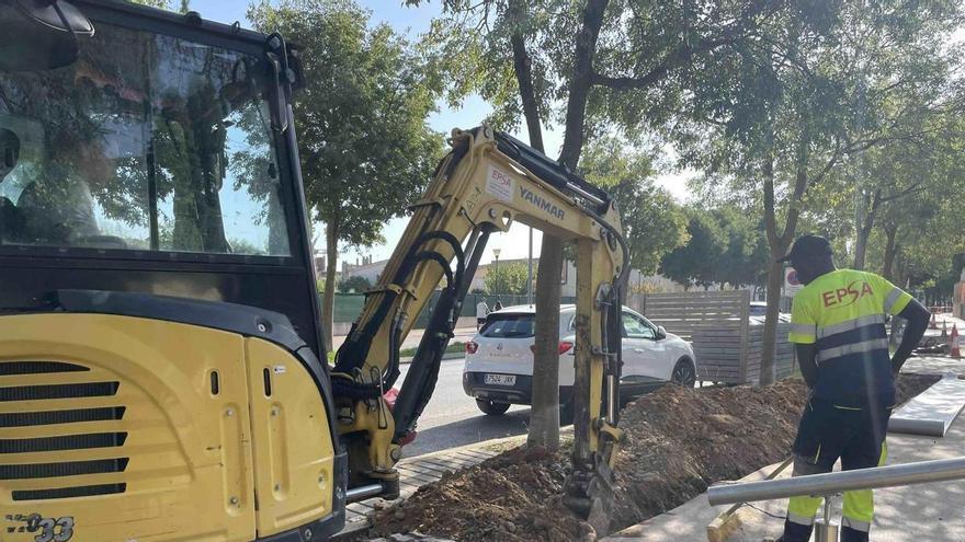 Banyoles inicia les obres per renovar la vorera vermella del carrer Mossèn Constans