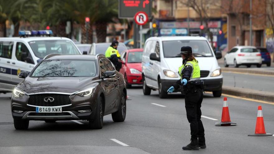 Uno de los controles en València durante el cierre perimetral de principios de año. | F. CALABUIG